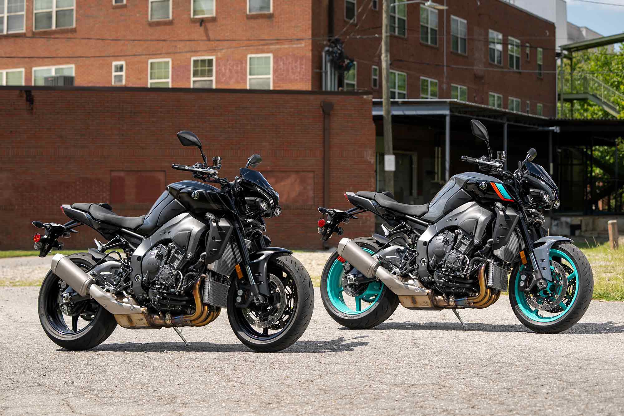 The ‘22 MT-10 has a cleaner appearance than the original model. LED lighting helps the MT-10 rider stand out after dark.