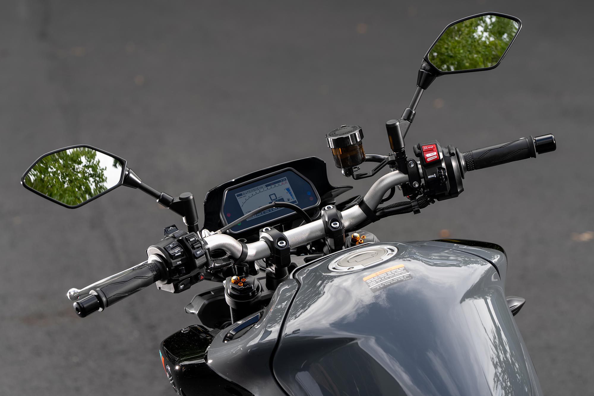 Cut-outs on either side of the 4.5-gallon fuel tank emit a pleasant sounding induction roar from the reshaped airbox.