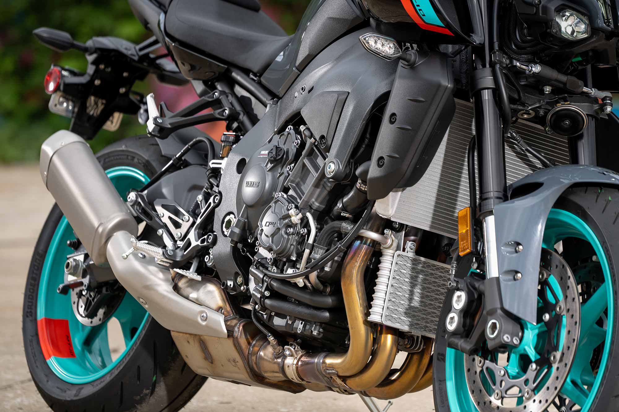 The 2022 MT-10 is powered by the Tuning Fork brand’s tried-and-true 2015-spec YZF-R1 engine that offers a hybrid powerband that feels like a cross between a V-twin sportbike and a high-revving inline four.
