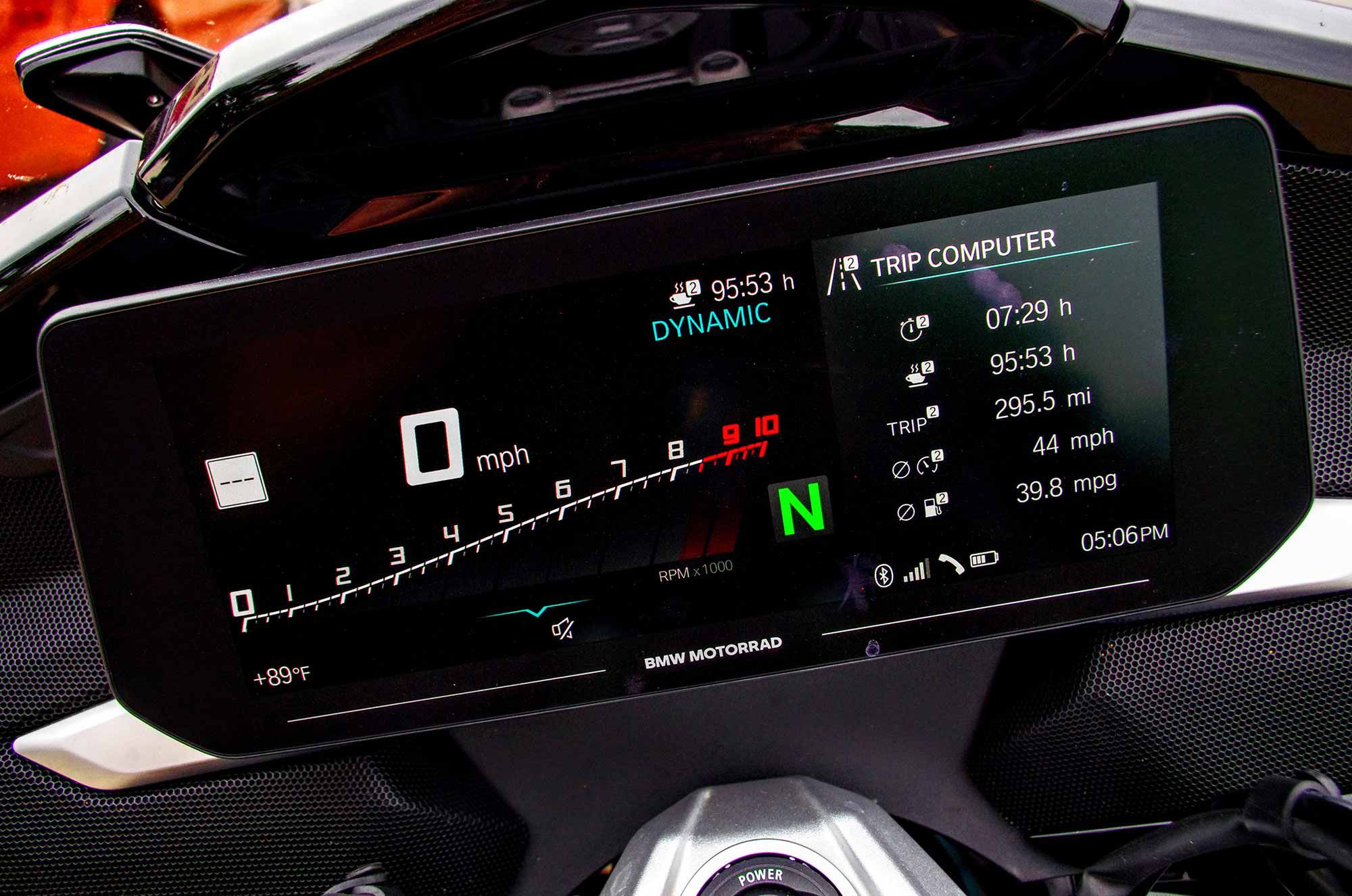 The giant 10.25-inch TFT display of the BMW K 1600 Grand America.