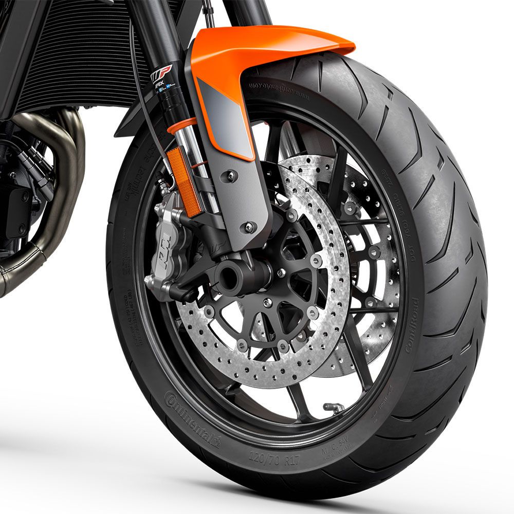 Even more differences between R and standard/GP models: While the 890 Duke R is fitted with Brembo Stylema Monoblock calipers and 320mm discs, the standard model uses KTM-branded J.Juan four-piston radial-mount calipers biting on 300mm discs.