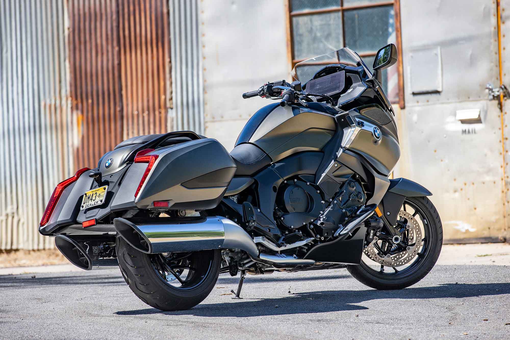 The K 1600 B is especially attractive when viewed from the rear three-quarter angle. We love its giant swept pipes that emit a pleasing exhaust note from the 1,649cc inline-six.