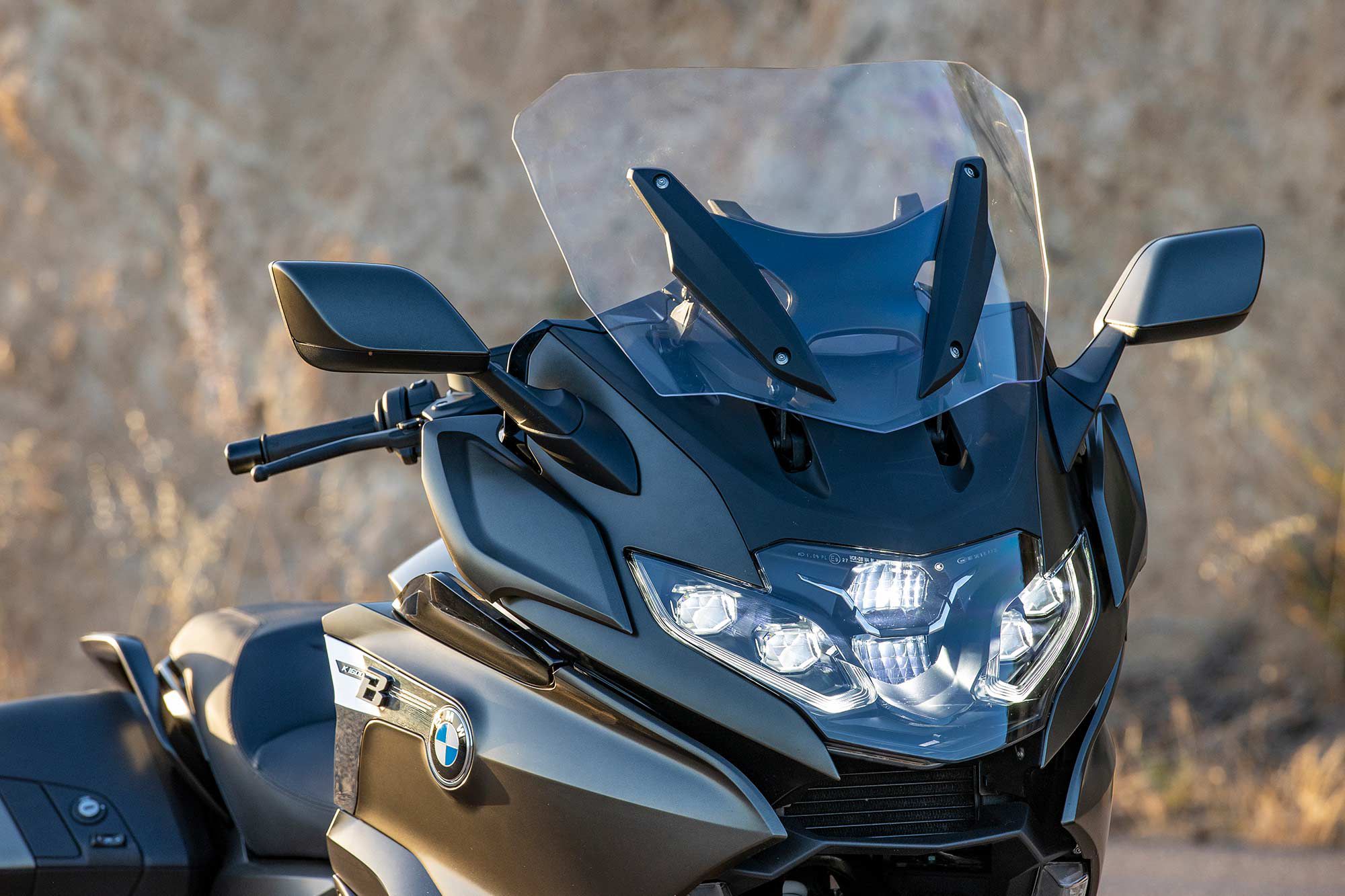 The K 1600 B’s broad front fairing and electronically adjustable windscreen do a marvelous job of shielding the rider from dirty air. Clever deflectors on either side of the fairing channel air into the cabin during warm-weather rides.