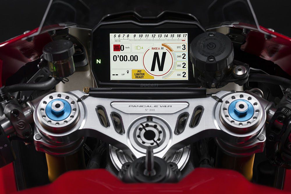 The Panigale V4 R’s largely unchanged TFT displays engine maps with dedicated single gear calibration.