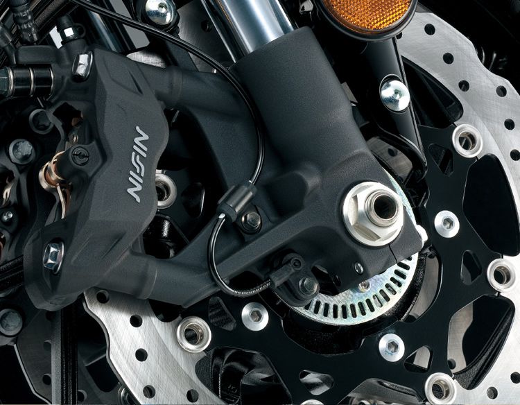 The GSX-S750’s front brake package was updated in 2018. Overall performance is admirable, though outright stopping power might not be as strong as the competition.