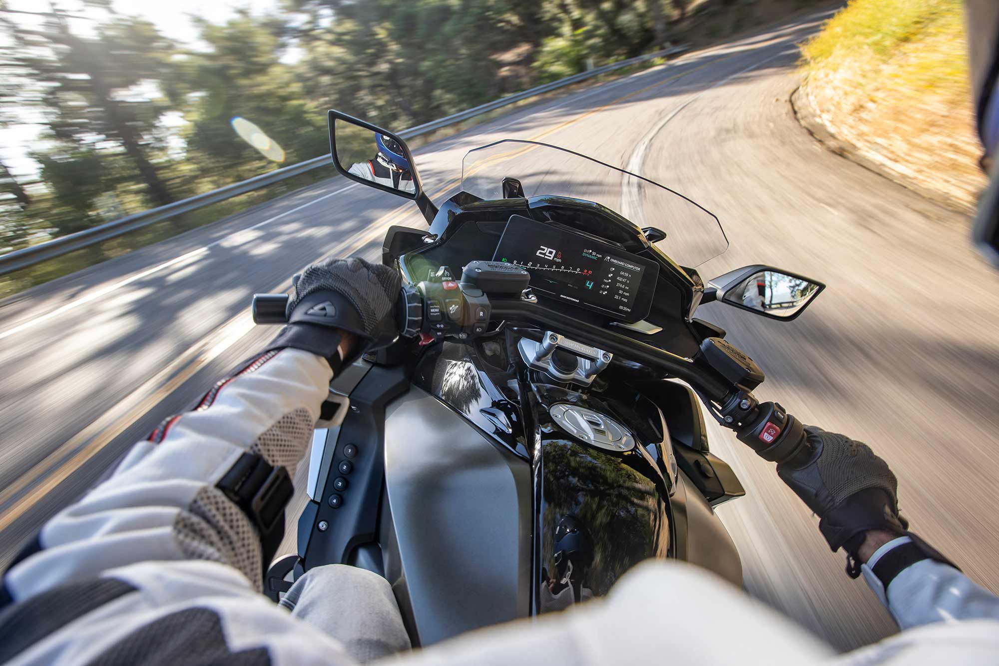 If you’re into logging miles, the K 1600 B’s cockpit is the place to be. It’s quiet, cozy, and loaded with creature comforts.
