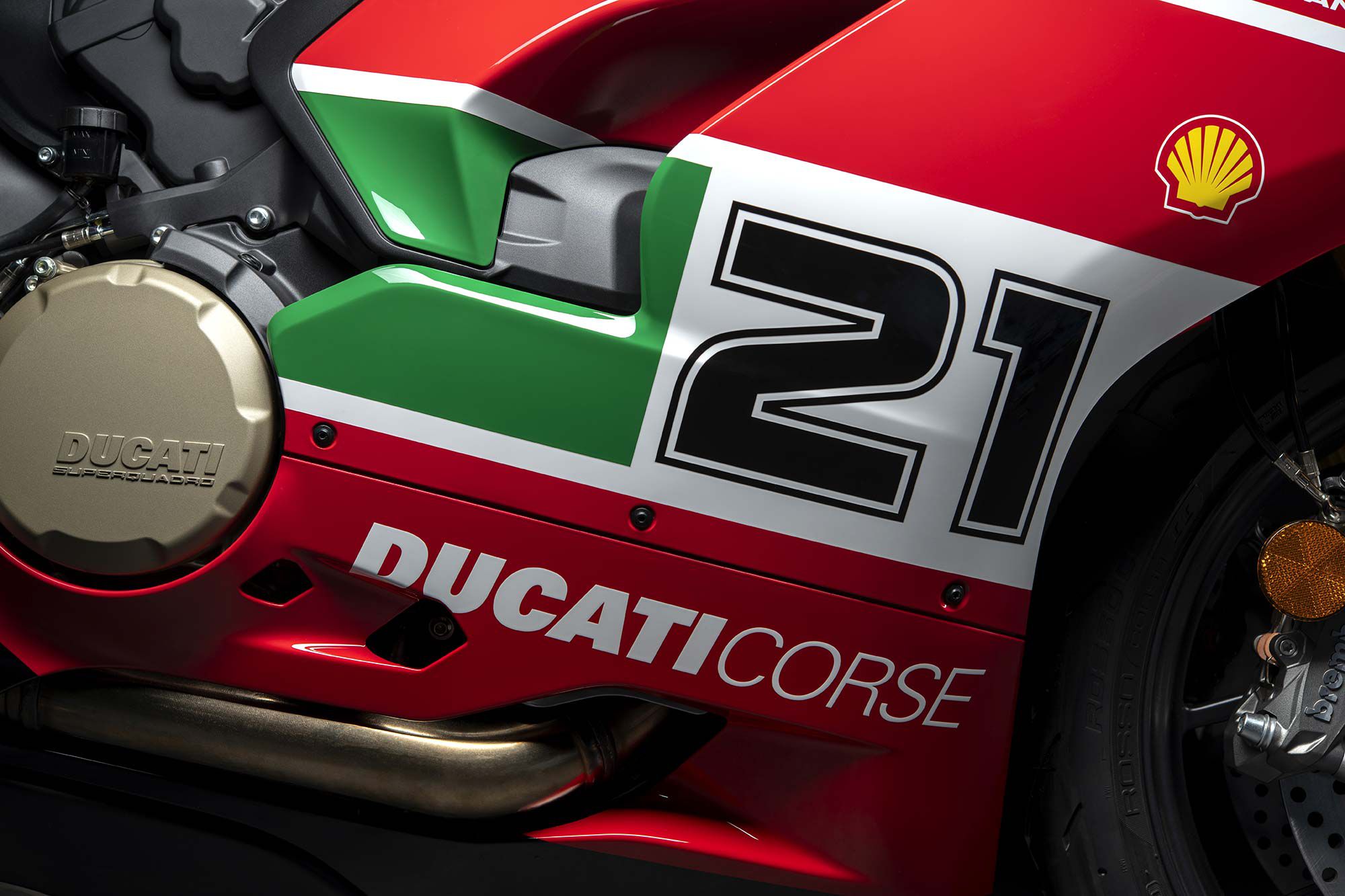 Ducati’s styling department put a lot of love into the design of the Bayliss 1st Championship 20th Anniversary Edition. Troy’s racing number (21) is featured prominently, while wide green band and narrower white bands are an obvious homage to Italy’s tricolor flag.