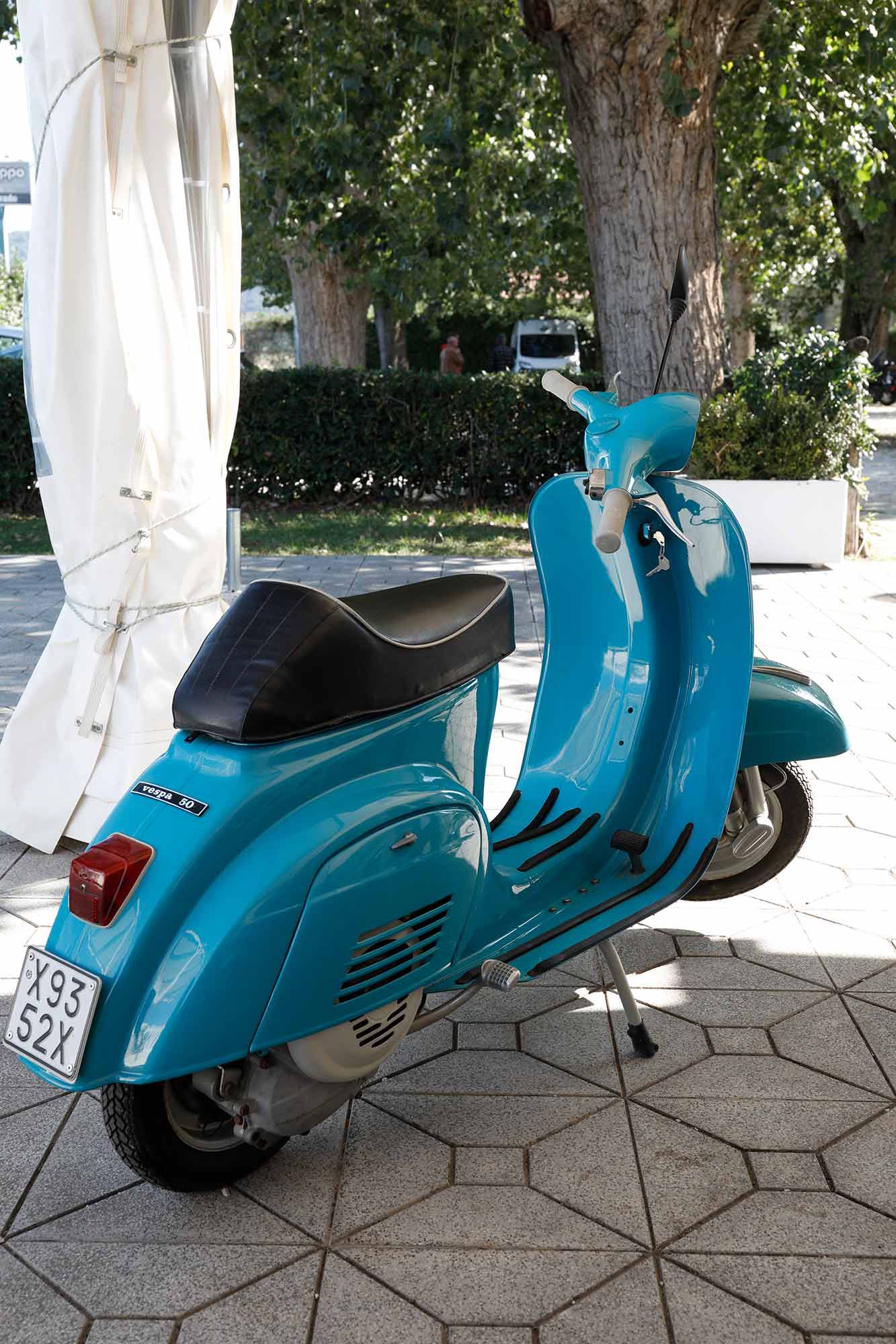 Aesthetically, Vespa hasn’t strayed too far from the original. We like its signature 1940s aerospace lines that only it offers.