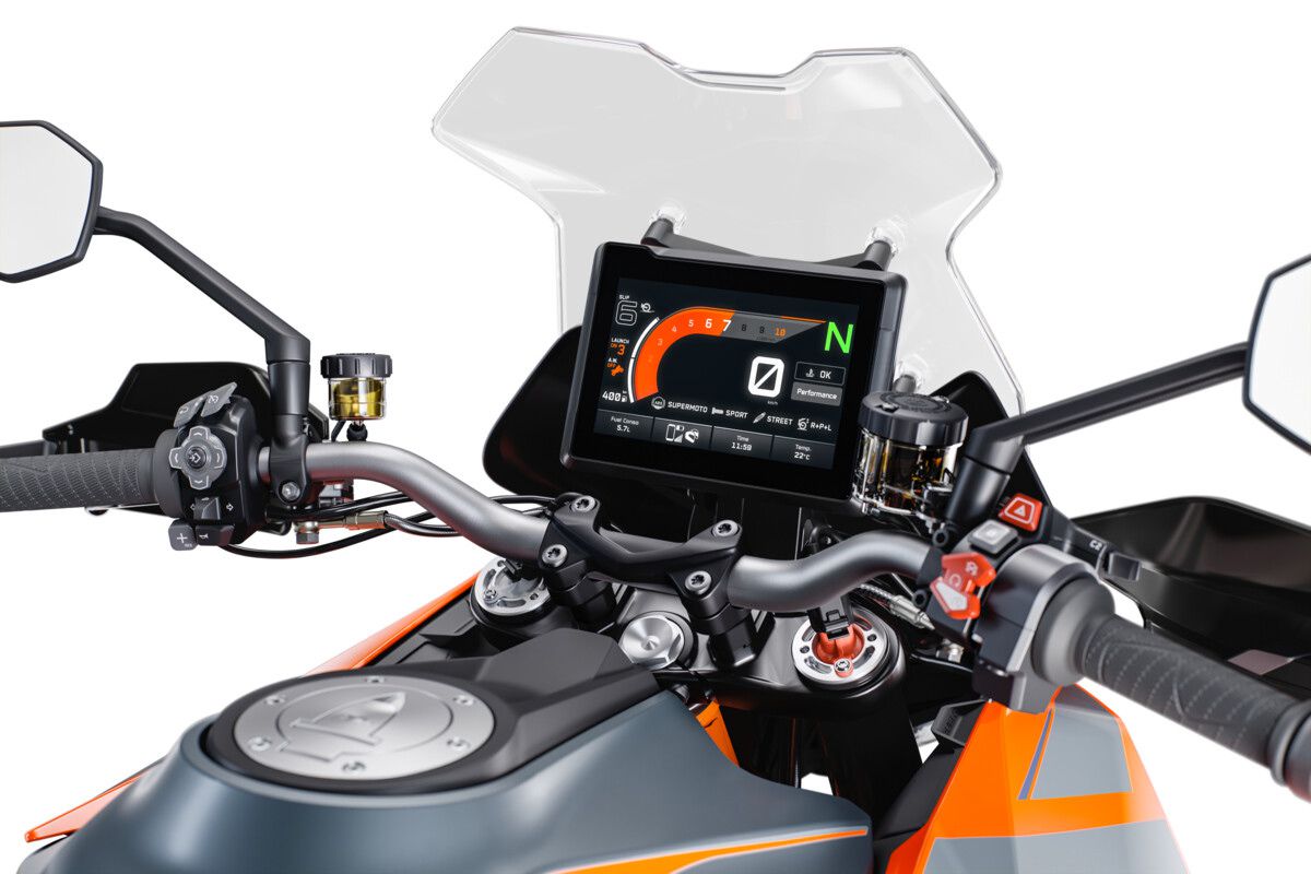 A full color 7-inch TFT display is borrowed from the KTM 1290 Super Adventure S. The handlebar is adjustable, with over 22mm of movement through four possible mounting positions.