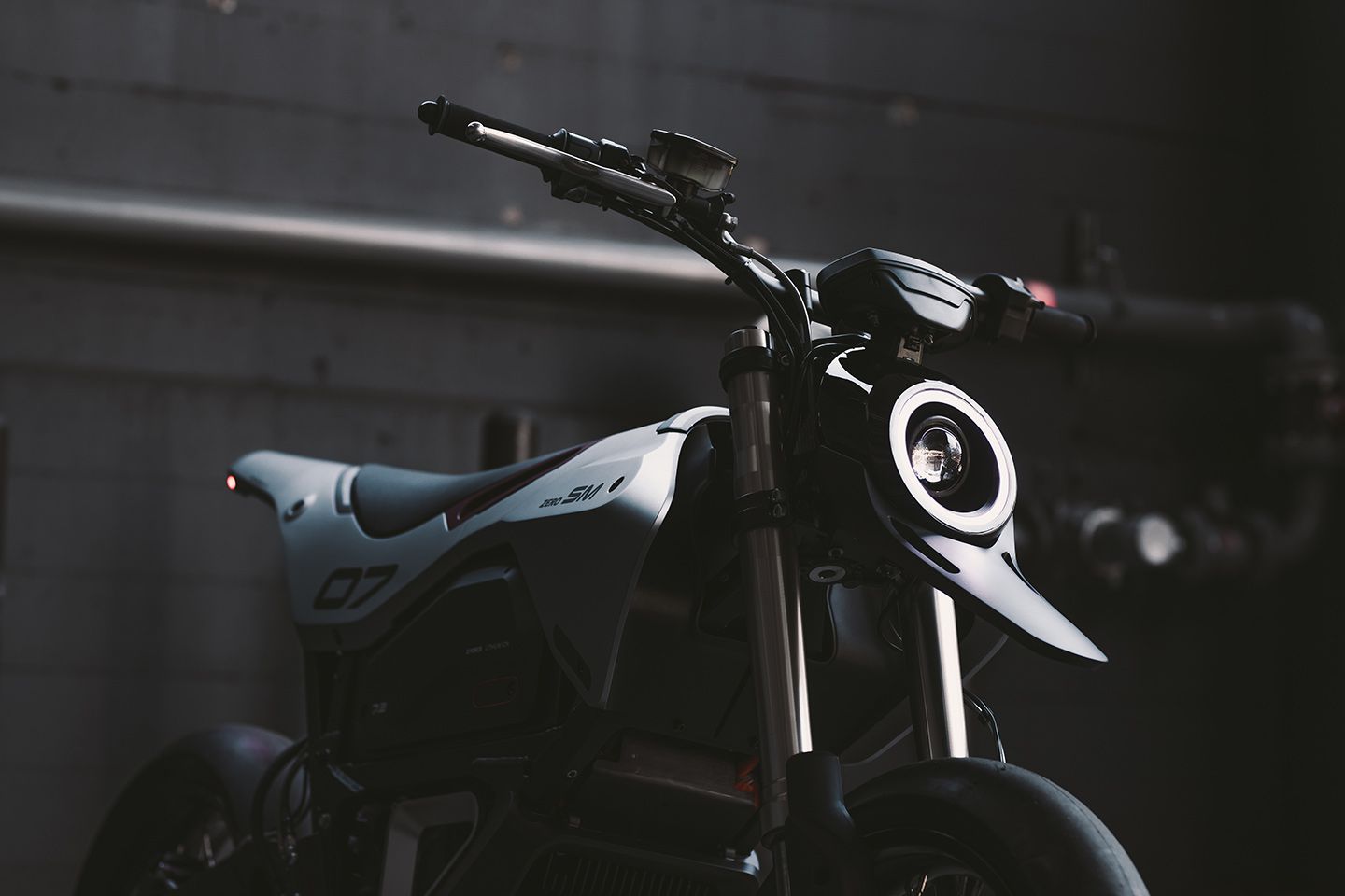 This isn’t the first time Webb has figuratively put paint to canvas for the California-based electric motorcycle manufacturer. Webb first worked with Zero on the SM concept bike, which heavily influenced the brand’s e-supermoto, the FXE. We’re hoping the SR-X design trickles its way into Zero’s future designs as well.