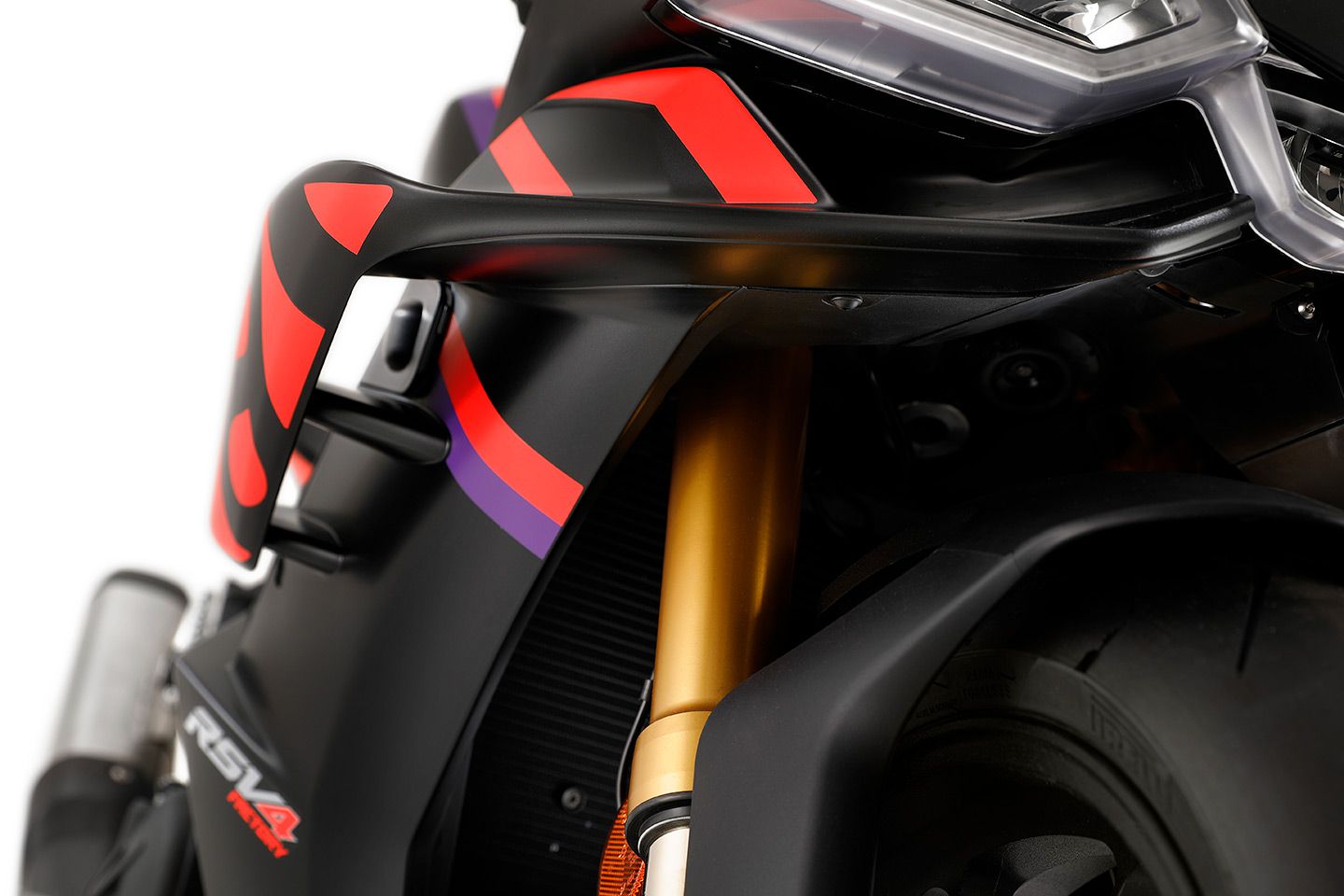 Aerodynamic winglets are integrated into the RSV4 fairing.