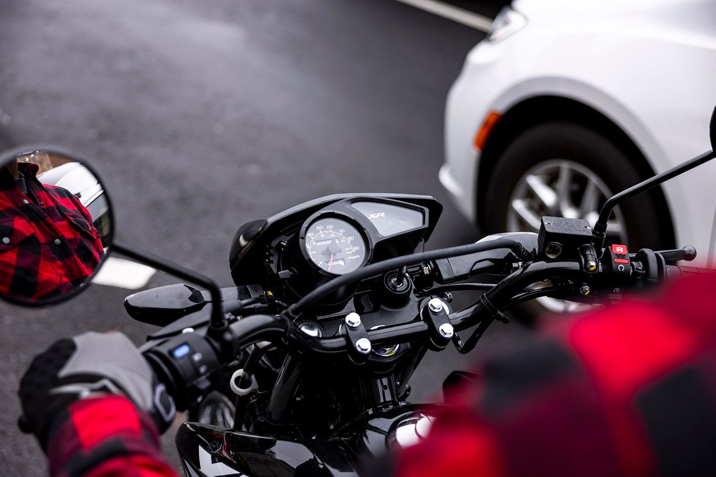 The XR150L is equipped with a simple instrument cluster that is reminiscent of the dashes of old with a scrolling odometer and needle speedometer. No TFT and digital bar-graph speedo here.
