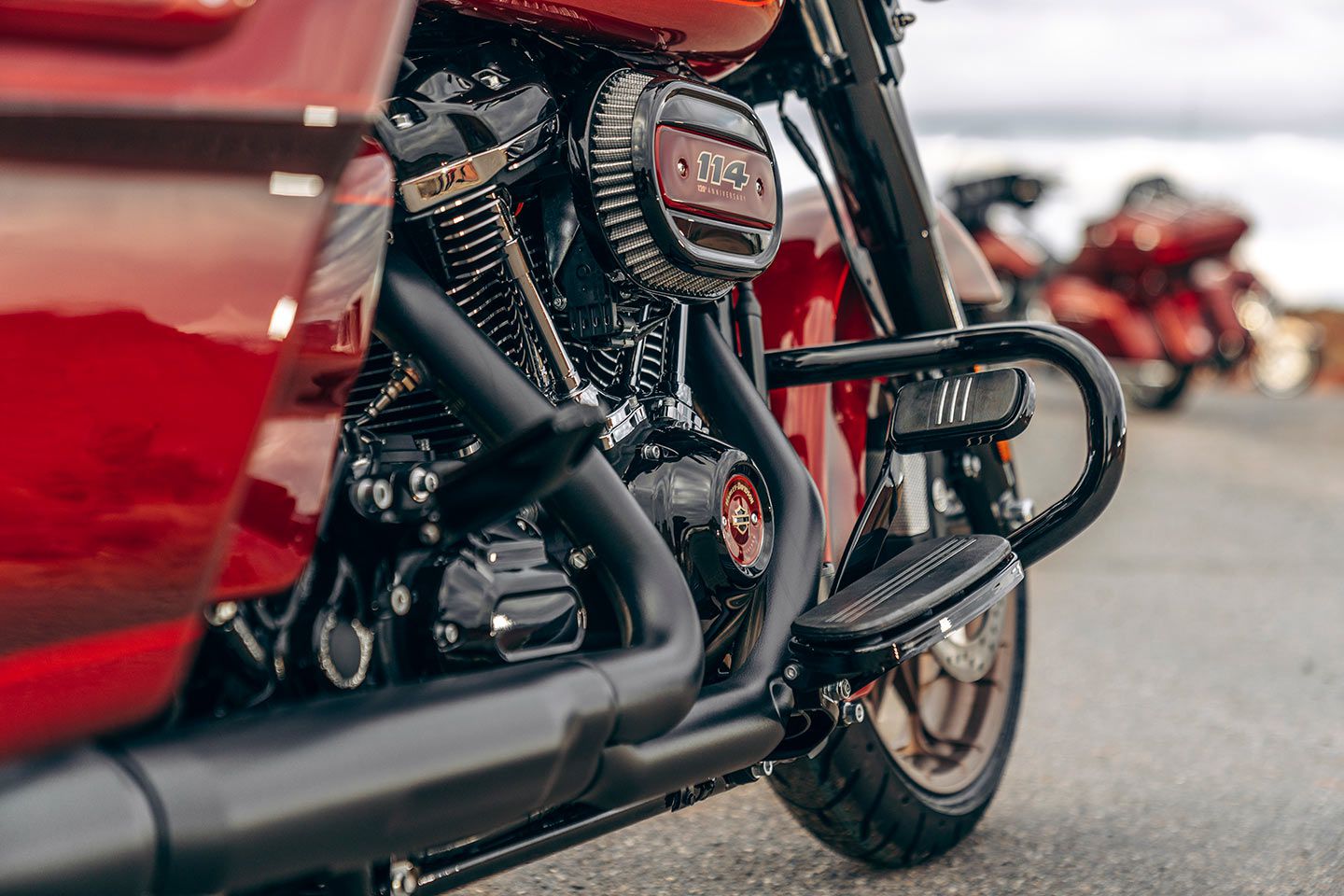 The FLHTKANV’s 114ci V-twin routes the 2-1-2 exhaust through tapered mufflers for Harley’s signature sound. Blackout trim and selective chroming round out the visuals.