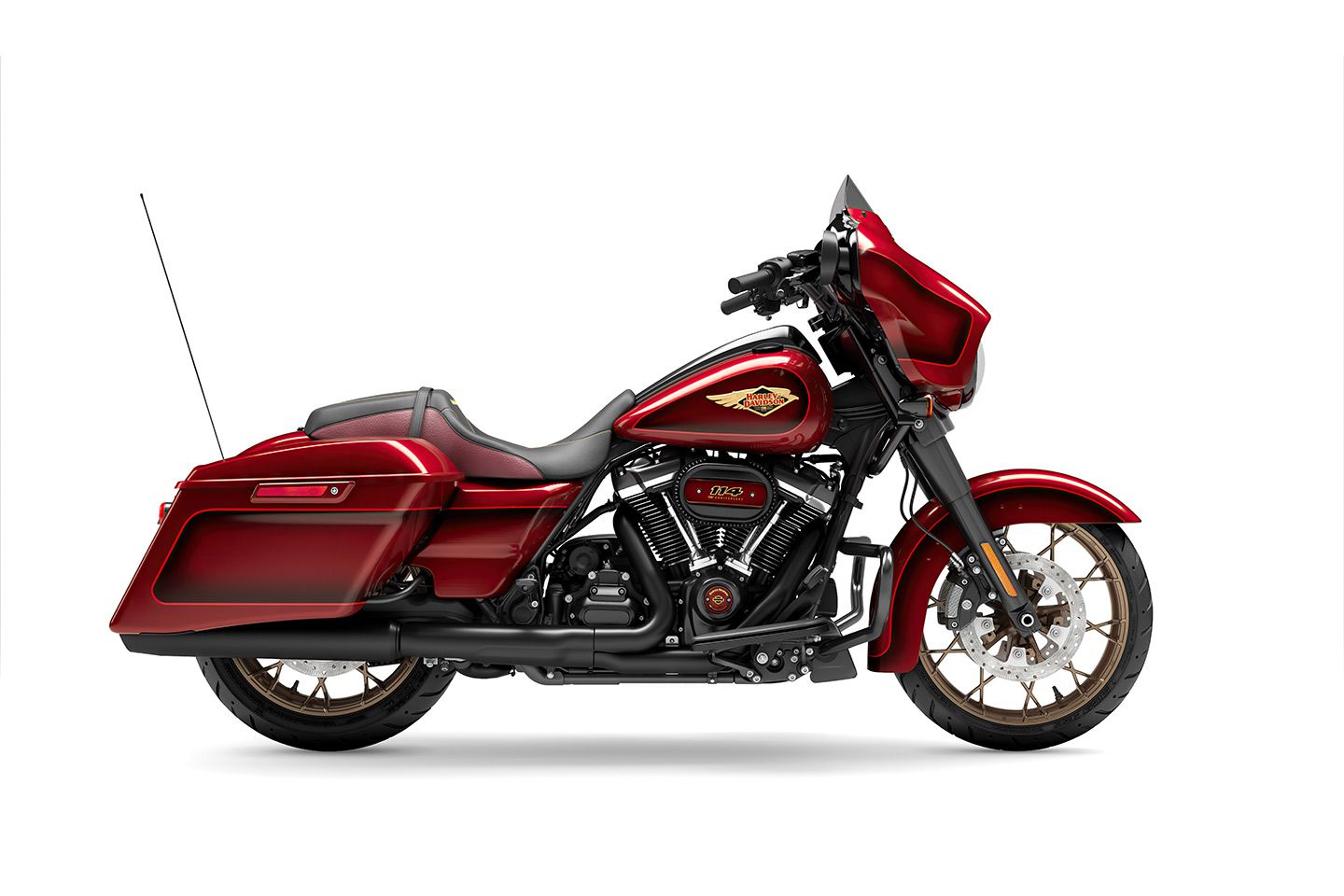 An unladen seat height of 27.2 inches—which shows in this profile shot—makes the Street Glide Special Anniversary easier to manage at low speeds despite its considerable 827-pound curb weight.