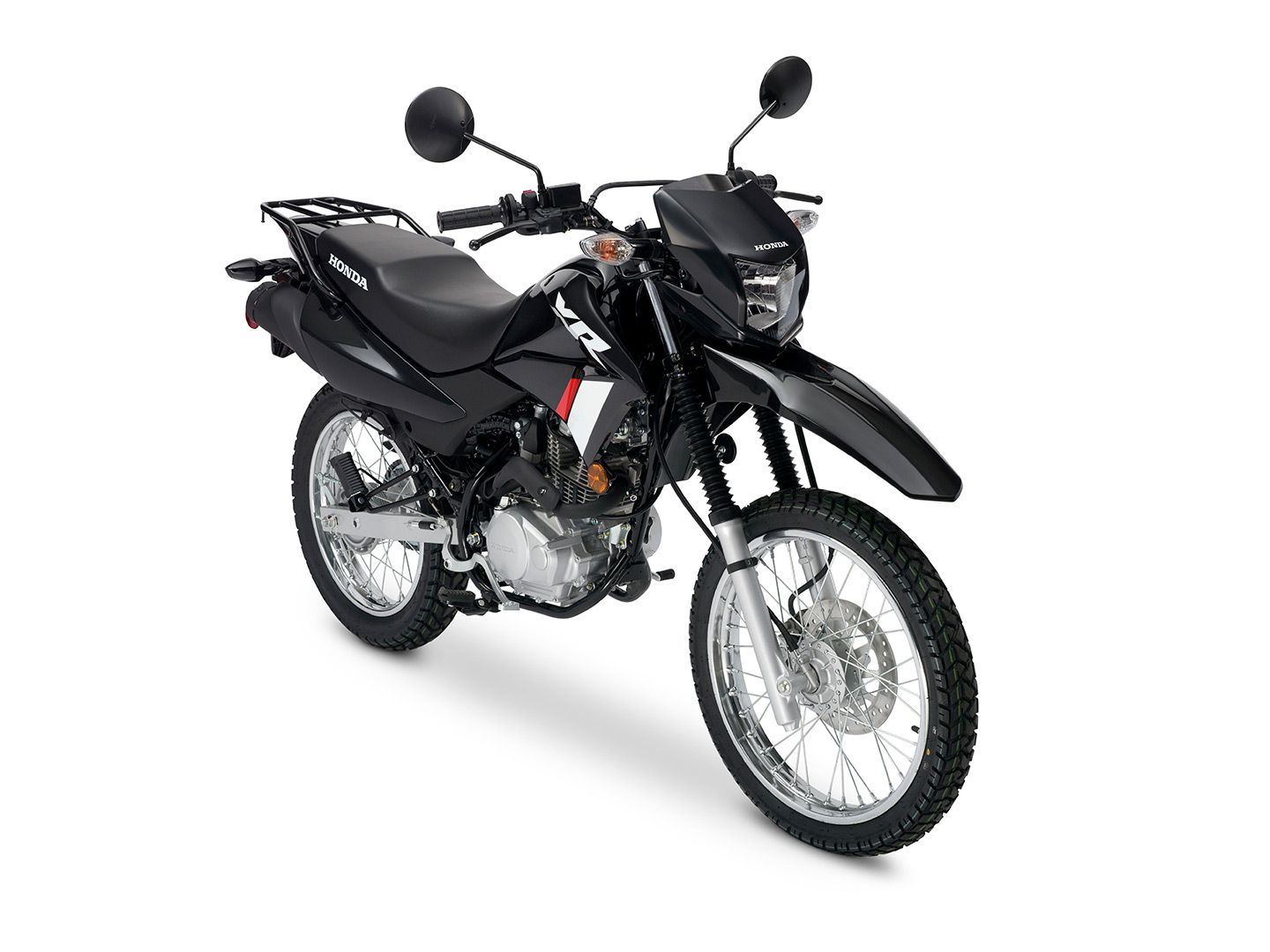 The XR150L’s radiator shrouds and front fender design is inspired by Honda’s CRF motocross bikes.