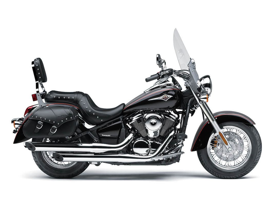When it comes to choosing between Kawasaki’s cruisers, the Vulcan 900 Classic LT is a solid choice because of its included comfort-focused accessories.