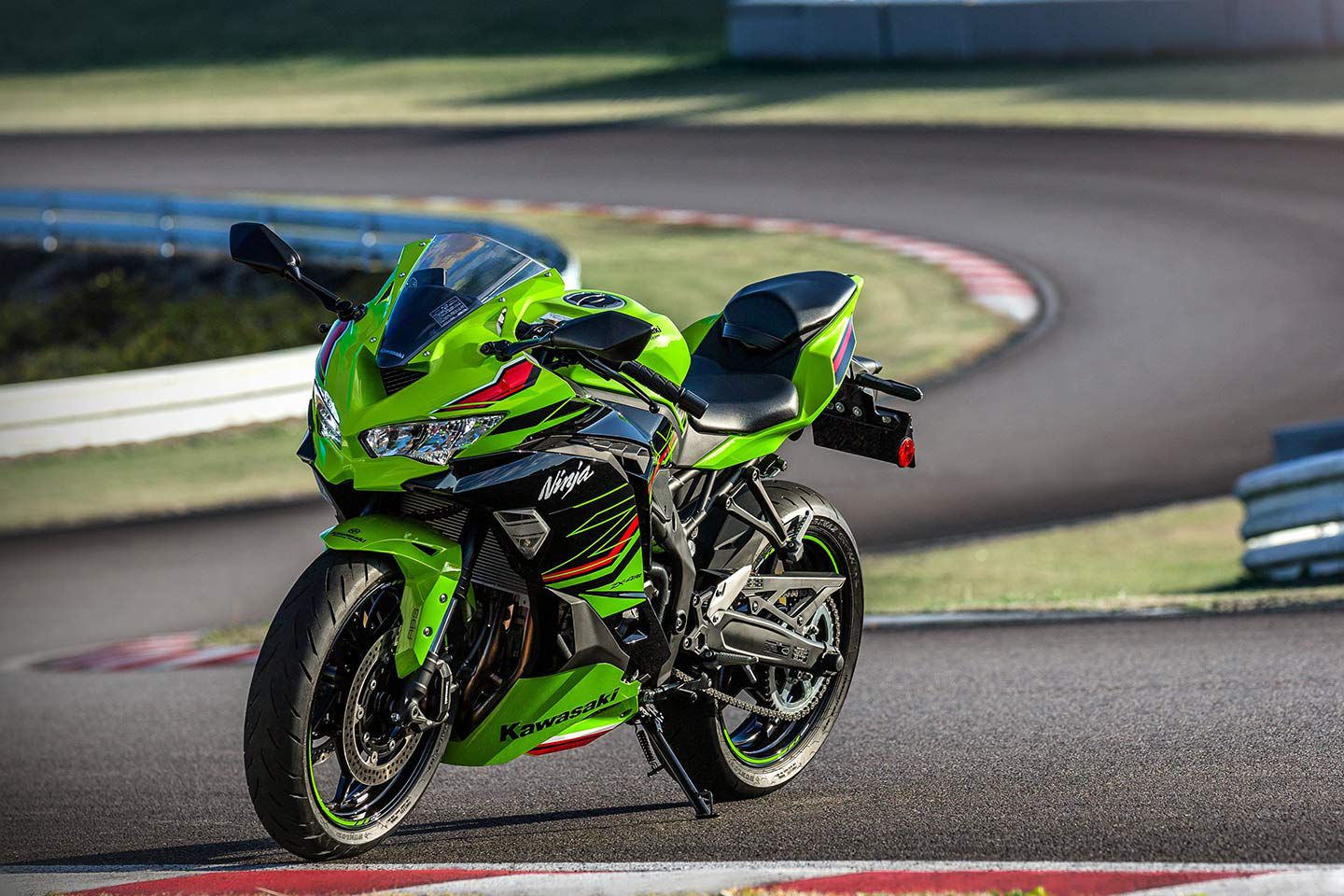 From the nose, it’s clear that the ZX-4RR is no Ninja 400—just look at that oversized ram air duct, which feeds the airbox via intake funnels in two different lengths of 40 and 60mm. The engine’s oversquare bore allows for more valve area with 22.1mm intake and 19mm exhaust valves. Available only in KRT Edition livery, the ZX-4RR looks the Kawasaki sportbike part.