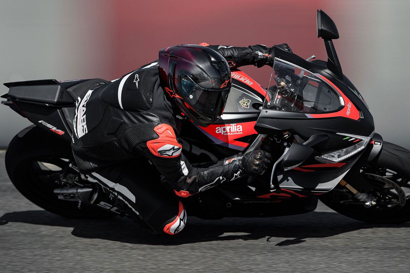 The new Supertech R10 promises to be a great helmet on track.