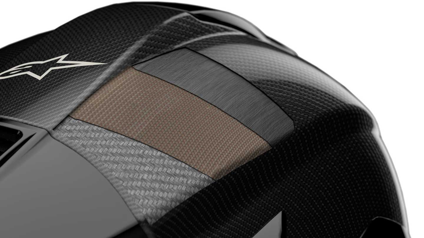 The S-R10′s shell consists of a 3K high-density carbon outer layer, unidirectional carbon composite layer, and a layer of an aramid fiber and fiberglass. Four shells are used across the platform; XS and S sizes share the same shell, like XL and XXL do.