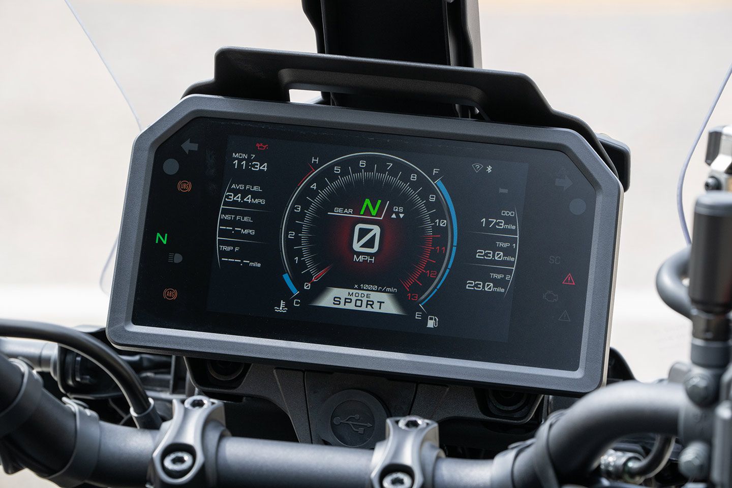 A bright and crisp 7-inch color TFT replaces the odd dual MT-09-sourced displays.